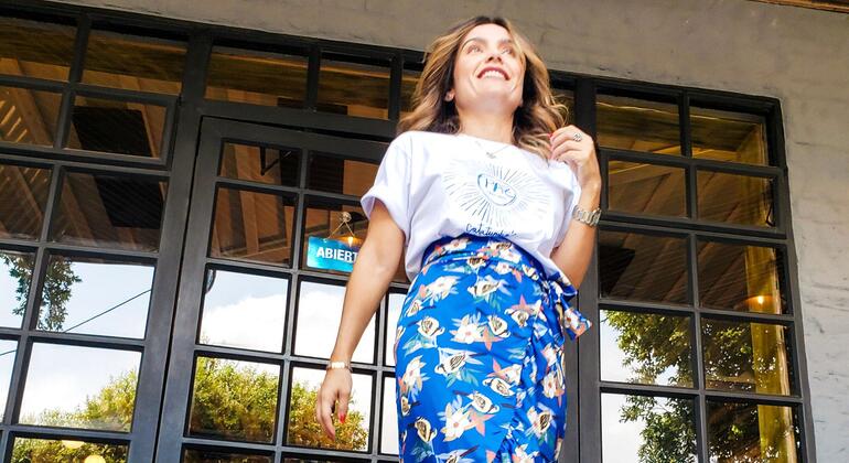 Lina Garces, experta en moda, modela faldas de la marca Ixora.